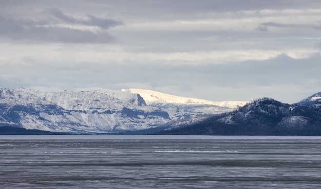 Lac de Yellowstone avec des montagnes enneigées dans le paysage américain