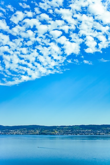 Lac de zurich à wollerau canton de schwyz en suisse zurichsee montagnes suisses paysage eau bleue et ciel en été nature idyllique et destination de voyage parfaite idéale comme impression d'art scénique