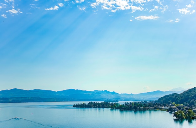 Lac de zurich à wollerau canton de schwyz en suisse zurichsee montagnes suisses paysage eau bleue et ciel en été nature idyllique et destination de voyage parfaite idéale comme impression d'art scénique