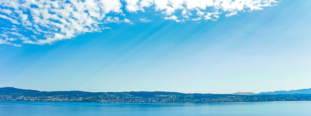 Lac de zurich à wollerau canton de schwyz en suisse zurichsee montagnes suisses paysage eau bleue et ciel nature idyllique et destination de voyage parfaite idéale comme impression d'art scénique