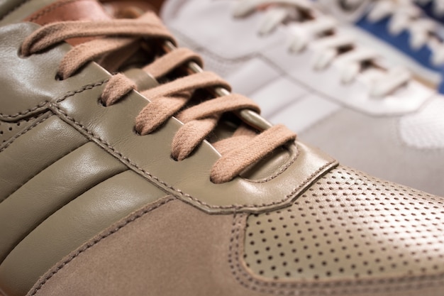 Laçage sur des baskets debout dans une rangée sur une étagère