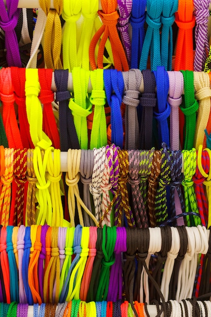 Lacets de chaussures de couleurs vives dans le magasin