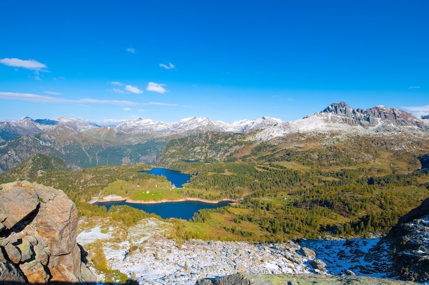 Lacs alpins avec barrages pour la production naturelle d'électricité renouvelable