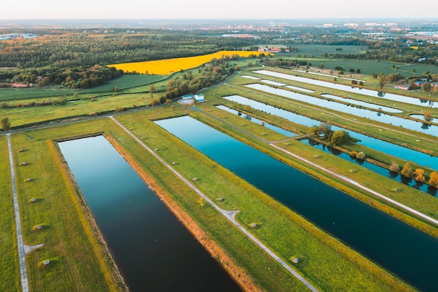 Lacs artificiels pour recueillir et purifier l'eau de nombreux petits lacs