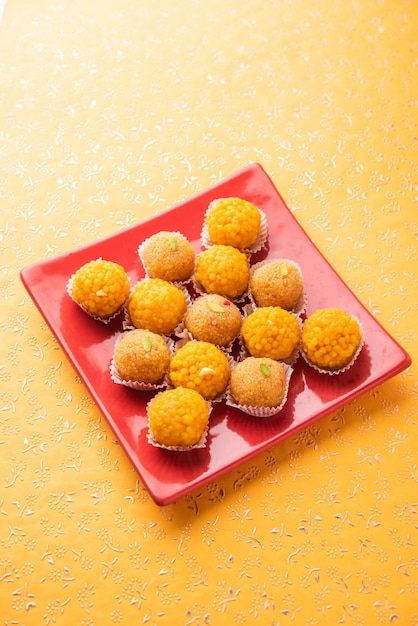 Laddoo ou Bundi laddu doux indien fait de très petites boules de farine de gramme ou boondi qui sont frites et trempées dans du sirop de sucre avant de faire des boules