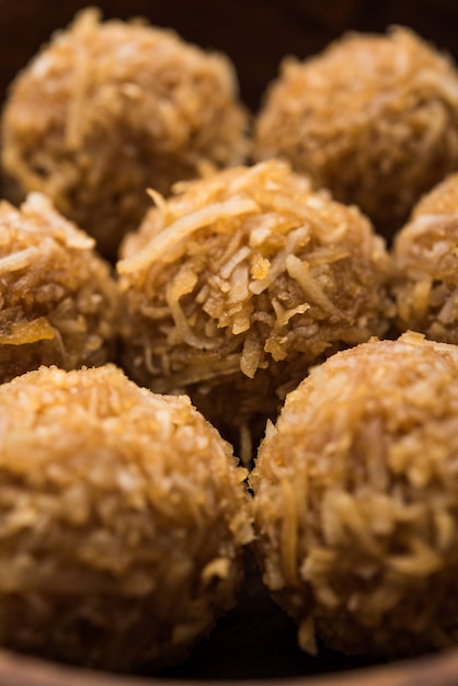 Laddoo de noix de coco de Jaggery, Nariyal gur ke laddu, nourriture sucrée indienne pour des festivals comme rakshabandhan ou rakhi pournima