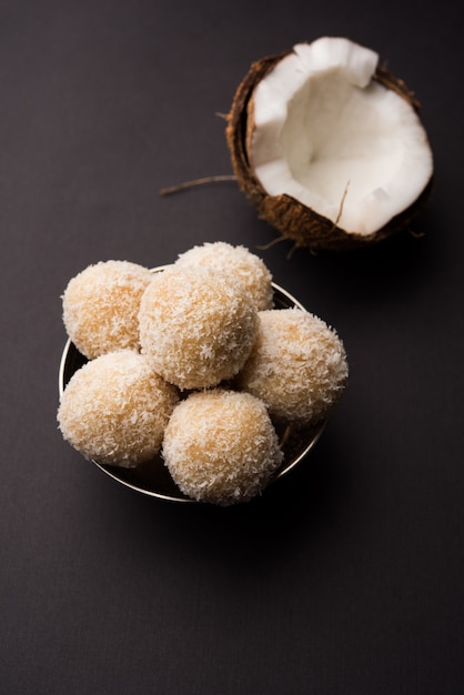 Laddoo sucré à la noix de coco fait maison OU Nariyal Laddu à base de lait concentré et de sucre, nourriture populaire du festival. Servi sur fond de mauvaise humeur, mise au point sélective