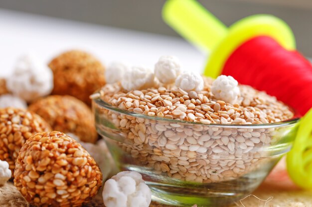 Photo laddu au sésame sucré dans un bol en verre avec le festival indien firki makar sankranti