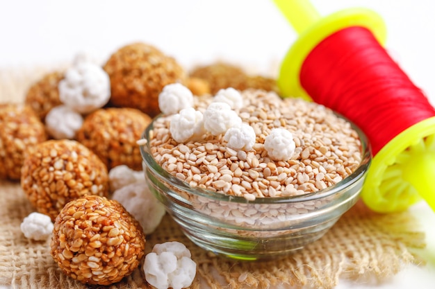 Photo laddu au sésame sucré dans un bol en verre avec le festival indien firki makar sankranti