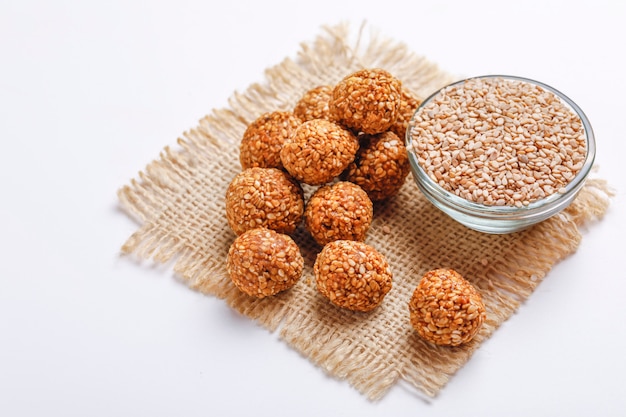 Photo laddu sucré au sésame et graines de sésame dans un bol en verre