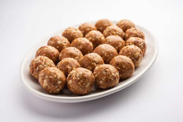 Ladoo indien aux arachides douces ou mungfali ou laddo ou laddu aux arachides à base d'arachides grillées et de jaggery