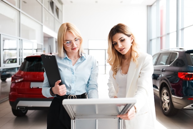 Lady choisit une nouvelle voiture