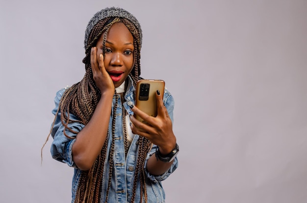 Lady a été surprise de ce qu'elle a vu sur son téléphone