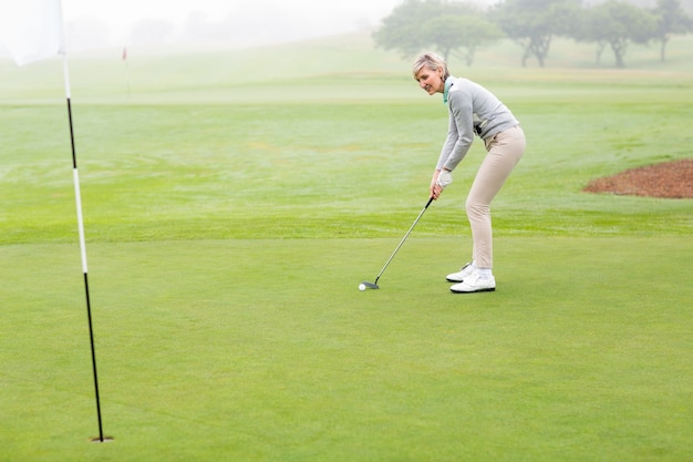 Lady golfeur sur le green