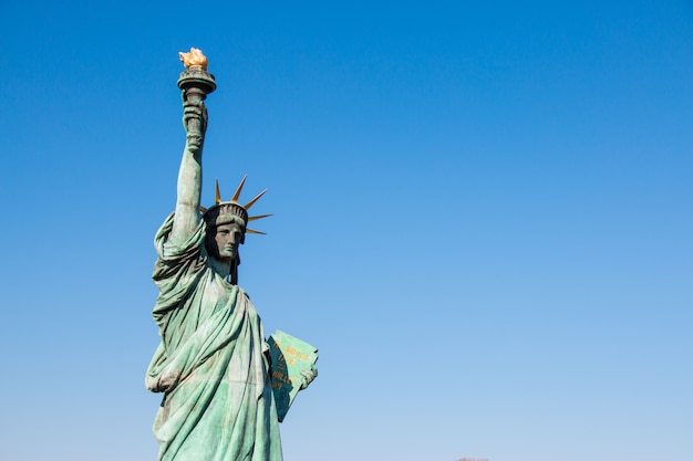 Lady liberty se juxtapose devant le Rainbow Bridge à Tokyo