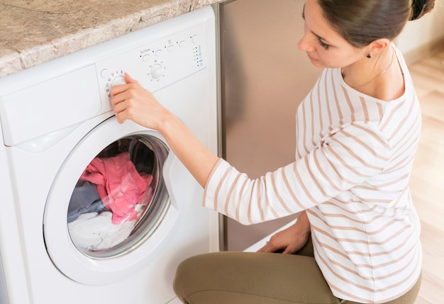 Photo lady programme de choix sur machine à laver