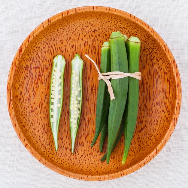 Lady s Fingers ou Okra nourriture propre et saine sur la table blanche