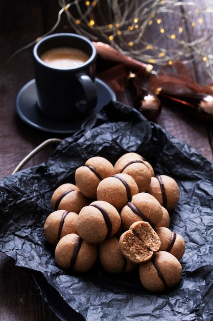 Ladys embrasse des biscuits italiens traditionnels aux noix fourrés au café et au chocolat