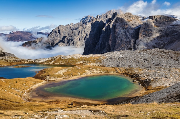 Laghi del piani vue sur les lacs et d'énormes montagnes rocheuses dans le parc Tre Cime di Lavaredo, Dolomites, Italie