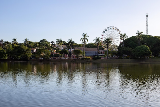 Lagoa da Pampulha à Belo Horizonte surplombant la chapelle de Sao Francisco de Assis et le parc Guanabara Minas Gerais Brésil célèbre lieu touristique