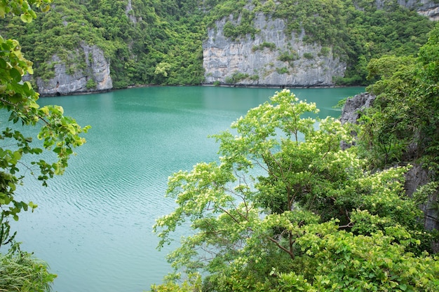 Le lagon appelé Talay Nai dans le parc national de Moo Koh Ang Tong