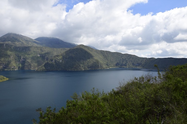 Photo laguna cuicocha magnifique lagon bleu avec des îles à l'intérieur du cratère du volcan cotacachi