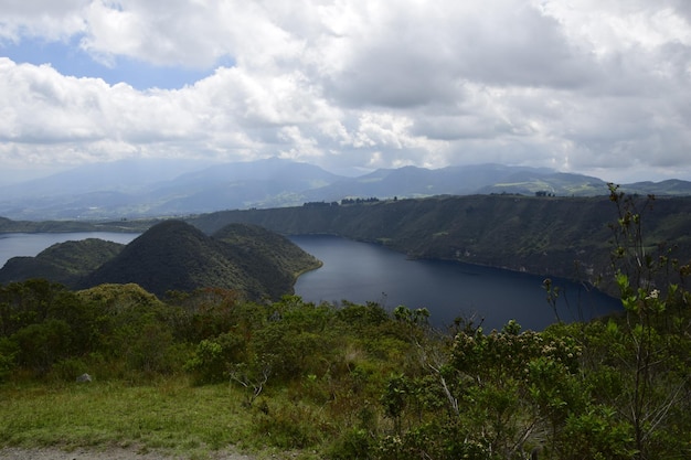 Laguna Cuicocha magnifique lagon bleu avec des îles à l'intérieur du cratère du volcan Cotacachi