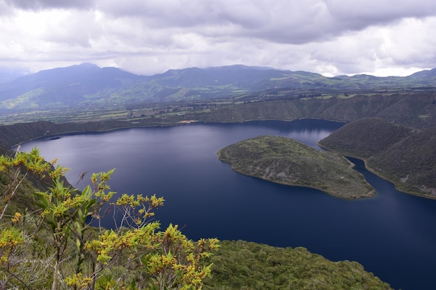 Laguna Cuicocha magnifique lagon bleu avec des îles à l'intérieur du cratère du volcan Cotacachi