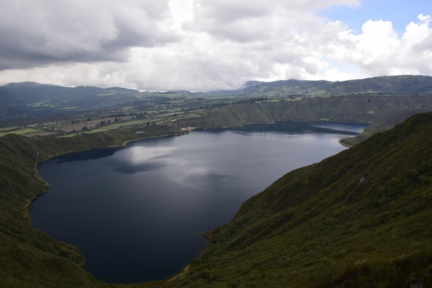 Laguna Cuicocha magnifique lagon bleu avec des îles à l'intérieur du cratère du volcan Cotacachi