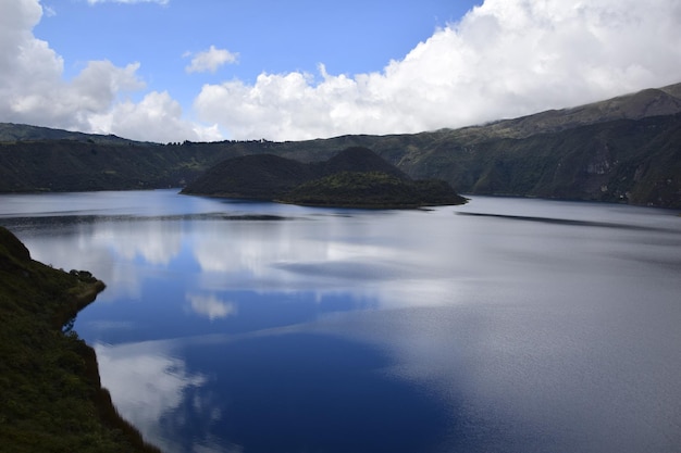 Laguna Cuicocha magnifique lagon bleu avec des îles à l'intérieur du cratère du volcan Cotacachi