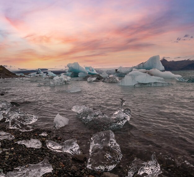 Lagune du lac glaciaire Jokulsarlon avec des blocs de glace Islande Situé près du bord de l'océan Atlantique à la tête de la calotte glaciaire du glacier Breidamerkurjokull Vatnajokull ou du glacier Vatna