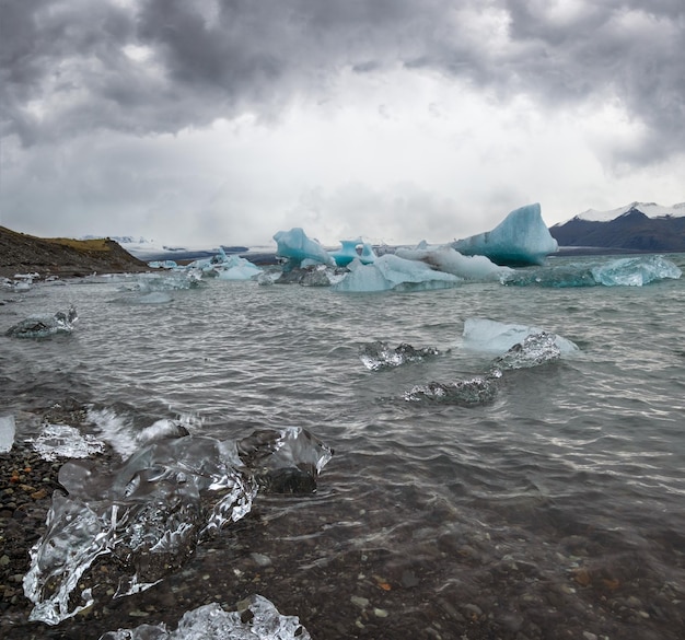 Lagune du lac glaciaire Jokulsarlon avec des blocs de glace Islande Situé près du bord de l'océan Atlantique à la tête de la calotte glaciaire du glacier Breidamerkurjokull Vatnajokull ou du glacier Vatna