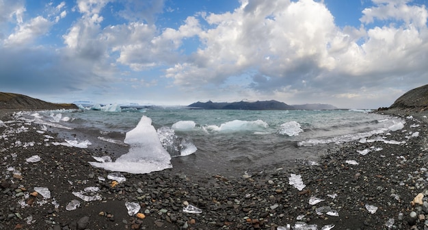 Lagune du lac glaciaire Jokulsarlon avec des blocs de glace Islande Situé près du bord de l'océan Atlantique à la tête de la calotte glaciaire du glacier Breidamerkurjokull Vatnajokull ou du glacier Vatna