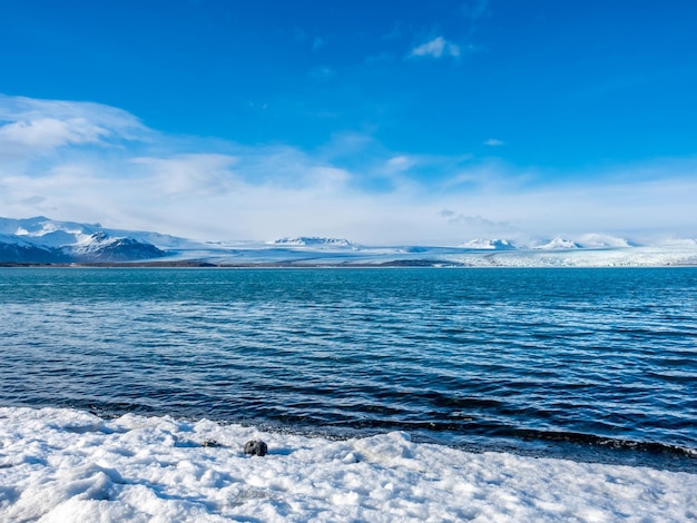 Lagune d'iceberg de Jokulsarlon en hiver avec glacier et grand iceberg en Islande