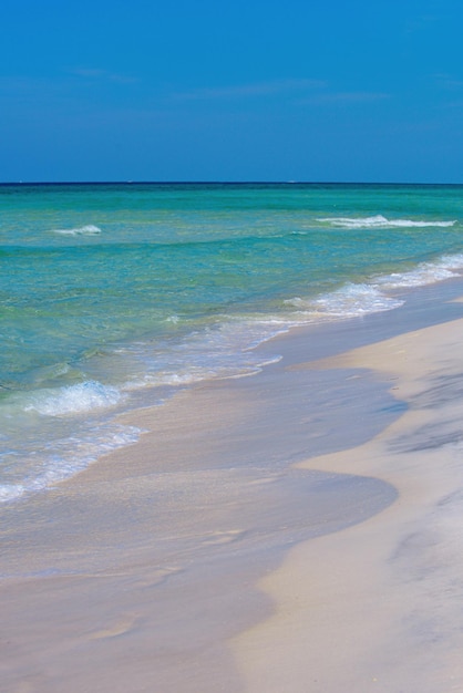 Lagune et nuages de plage de sable blanc avec un ciel bleu sur une plage de mer calme sur une plage tropicale
