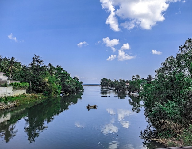 Lagune de plage avec un bateau de pêche