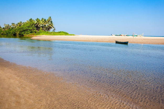 Lagune et plage de beauté à Goa, Inde