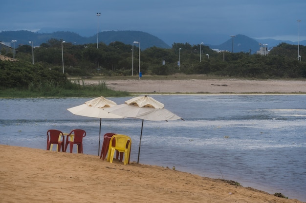 Photo lagune qui rencontre la mer à rio das ostras à rio de janeiro.