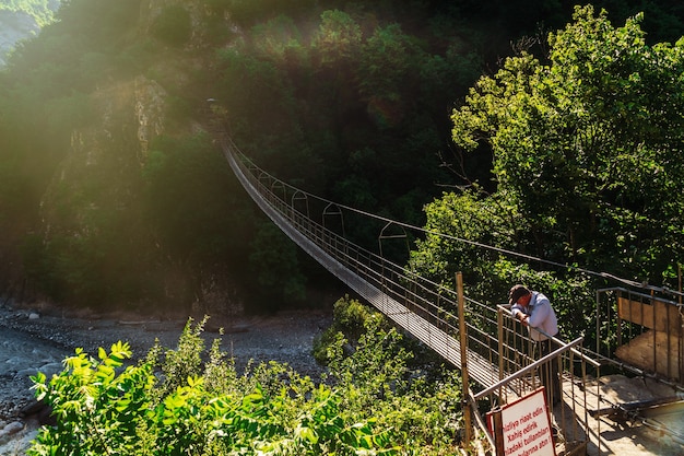 Lahij, Azerbaïdjan, 23 juin 2019 Pont suspendu au-dessus de la rivière de montagne