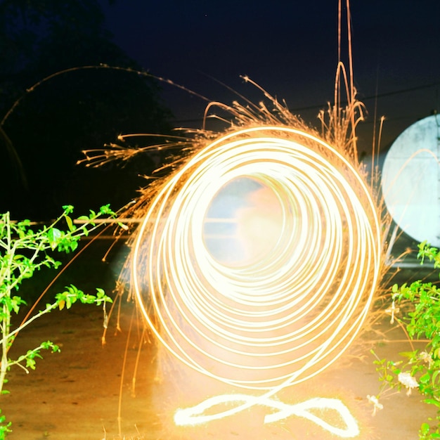 La laine de fil contre le ciel la nuit