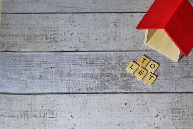 Photo À laisser le texte écrit sur le cube en bois et la maison miniature