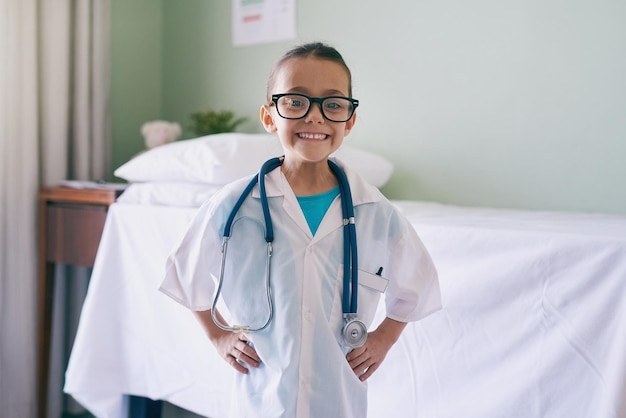 Laissez-les décider de leur propre avenir Photo recadrée d'une adorable petite fille habillée en médecin