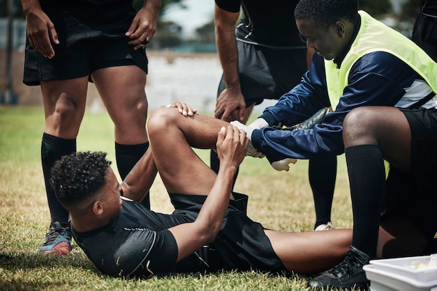 Laissez-moi vous aider avec cette photo recadrée d'un jeune joueur de rugby recevant les premiers soins sur le