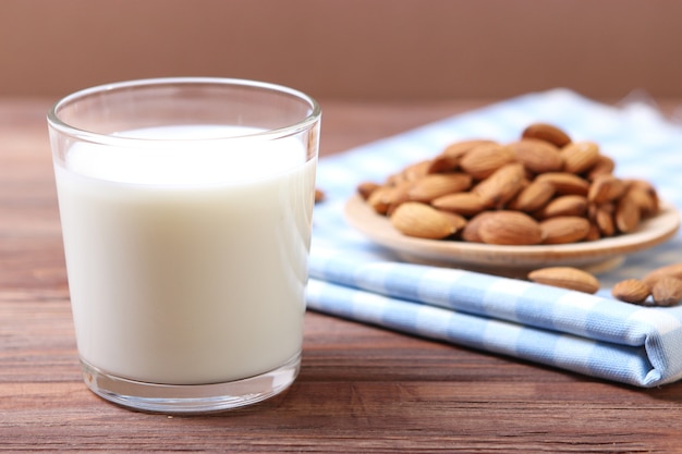 Lait d'amande et amandes sur la table lait végétal lait végétarien