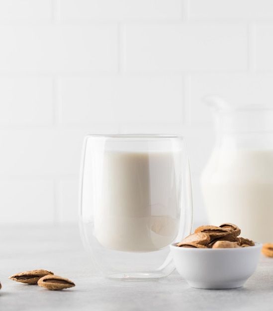 Lait d'amande biologique dans un verre sur fond clair Alternative aux produits laitiers Espace de copie