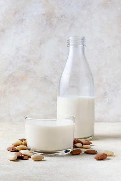 Lait d'amande en bouteille et fruit d'amande