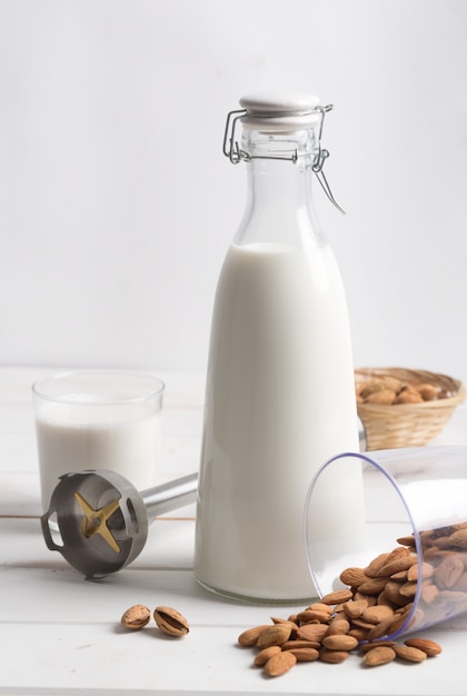 Lait d'amande sur une table en bois blanc