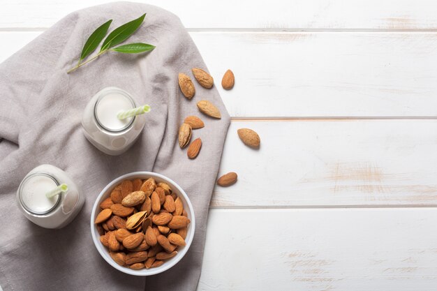 Lait d'amande sur une table en bois blanc