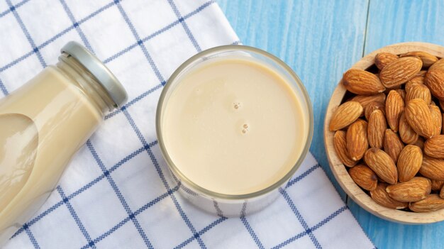 Photo lait d'amande sur une table en bois bleue.