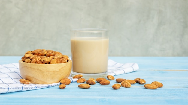 Lait d&#39;amande sur une table en bois bleue.